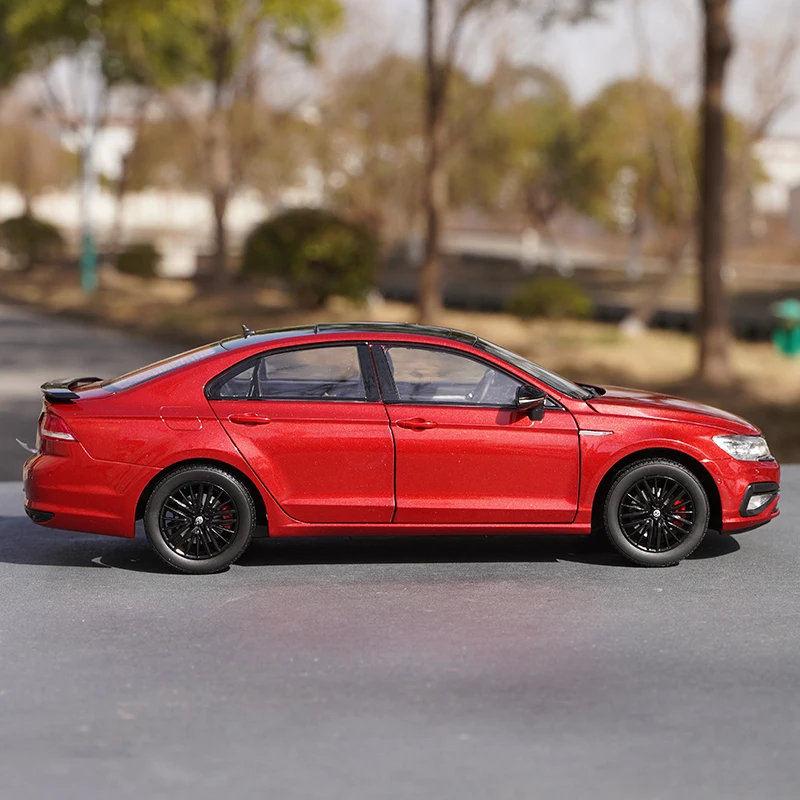 Фото Масштабная модель автомобиля 1:18, оригинальная заводская, SAIC VW New Lingdu, задняя версия New Lamando, из сплава №2
