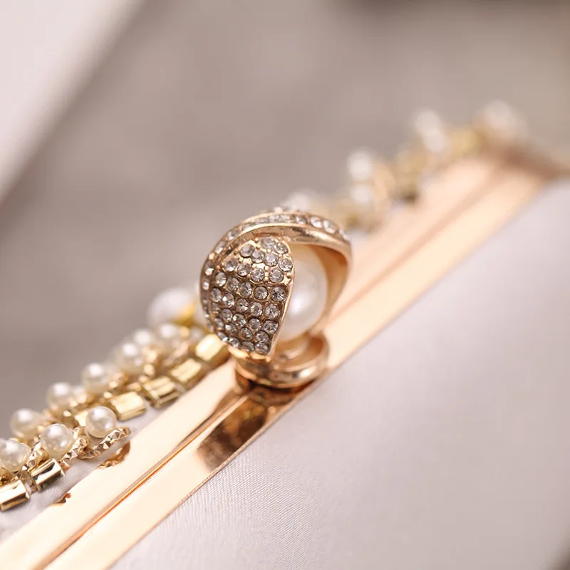 Женская сумка-клатч с жемчугом