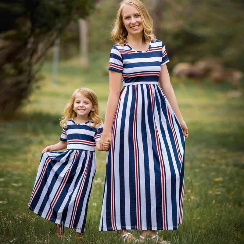 

Платье с коротким рукавом для матери и ребенка, длинное лоскутное платье в белую и синюю полоску, одежда для мамы и дочки, семейное платье, де...