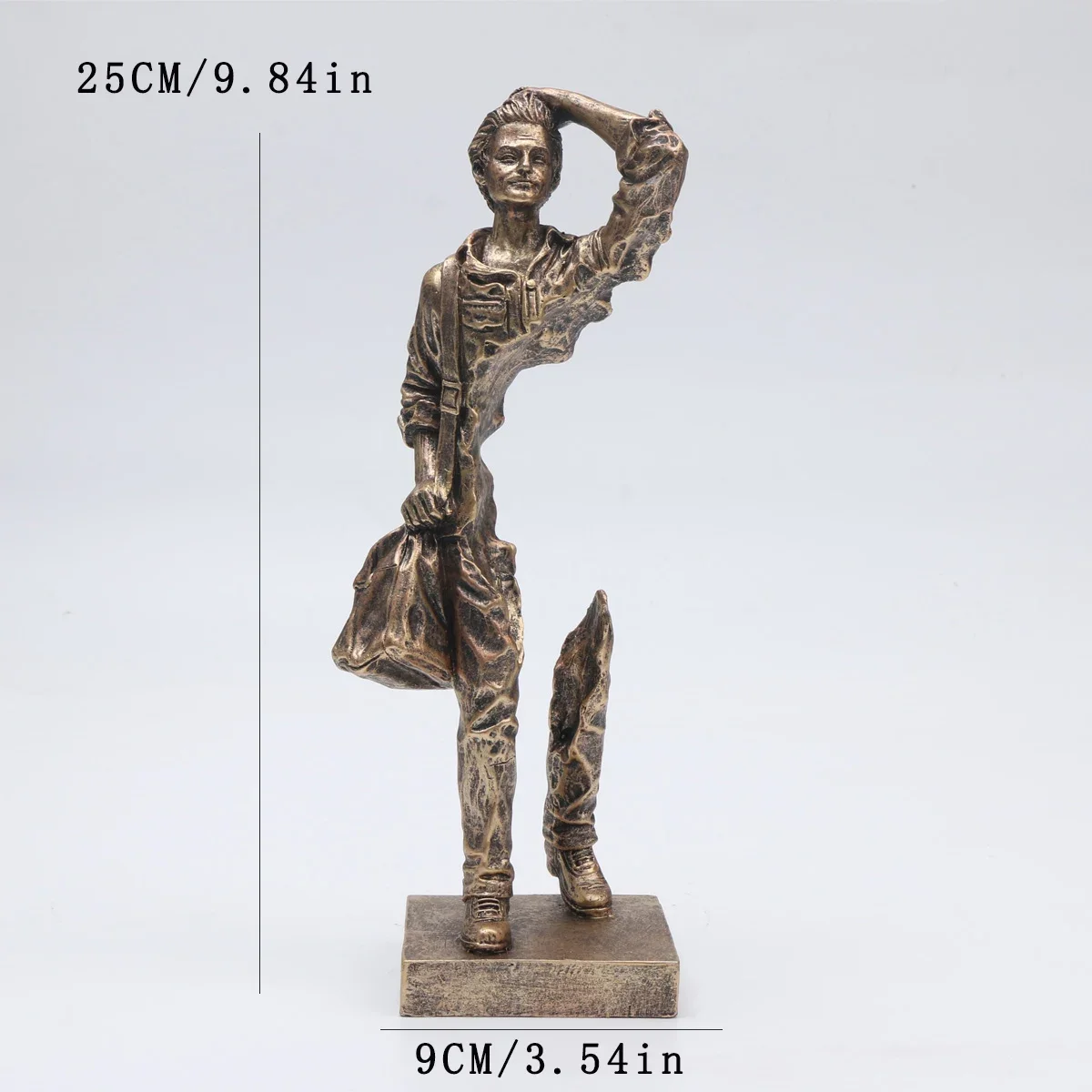 

Скульптура путешественника из полимера