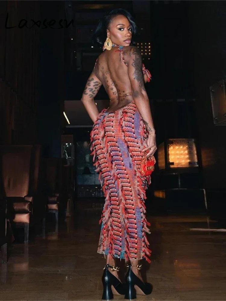 Женское трикотажное платье с кисточками и открытой спиной без рукавов