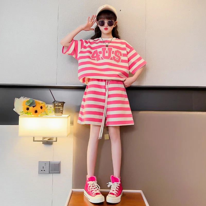 

Летняя хлопковая футболка в полоску с нашивками алфавита для маленьких девочек + короткие штаны на шнуровке, детский спортивный костюм, костюм для детей 1-10 лет