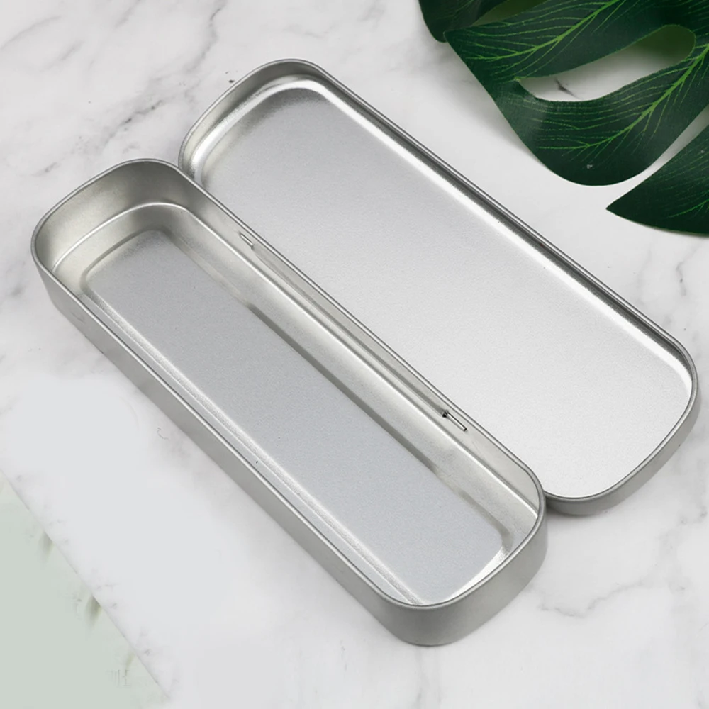 

Металлическая коробка для ручек