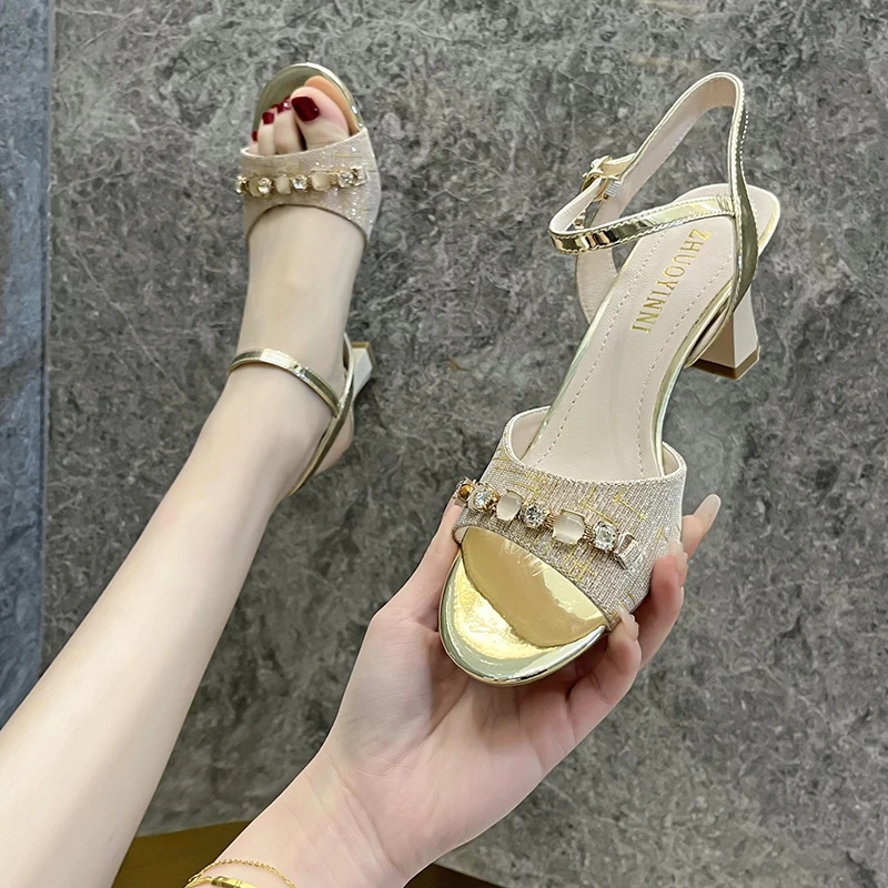 

Туфли женские на квадратном высоком каблуке, классические модные босоножки в ретро стиле, повседневные босоножки в клетку, с ремешком и пряжкой, для офиса и работы, летняя обувь