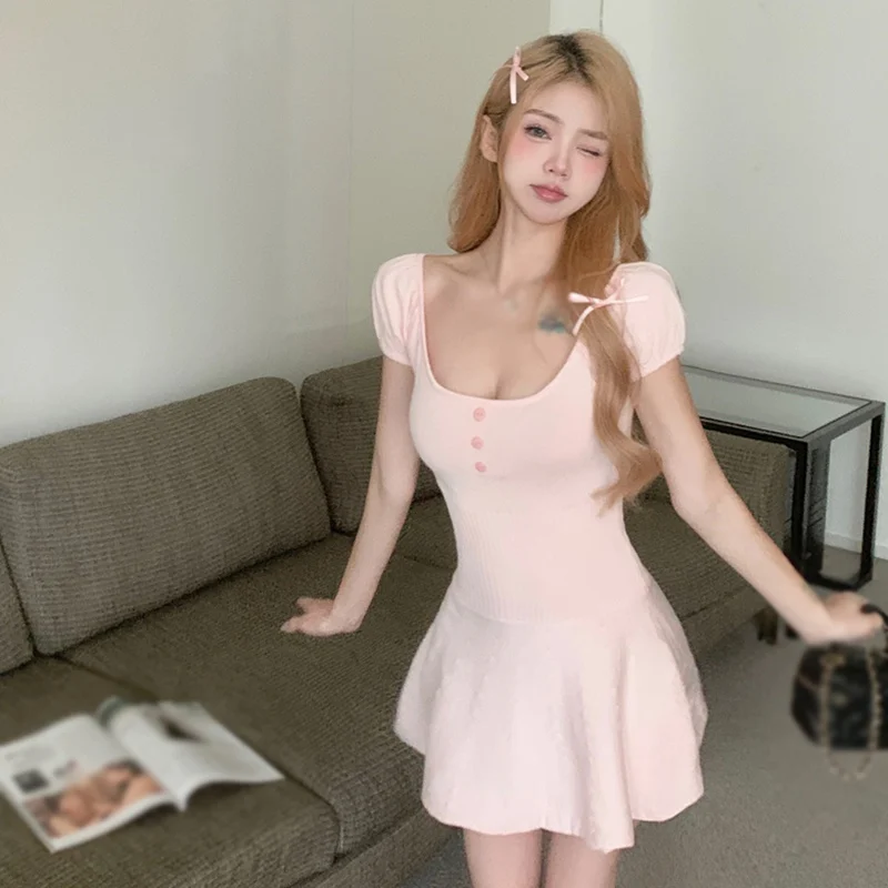 Милое короткое трикотажное платье в балетном стиле с пышными рукавами и