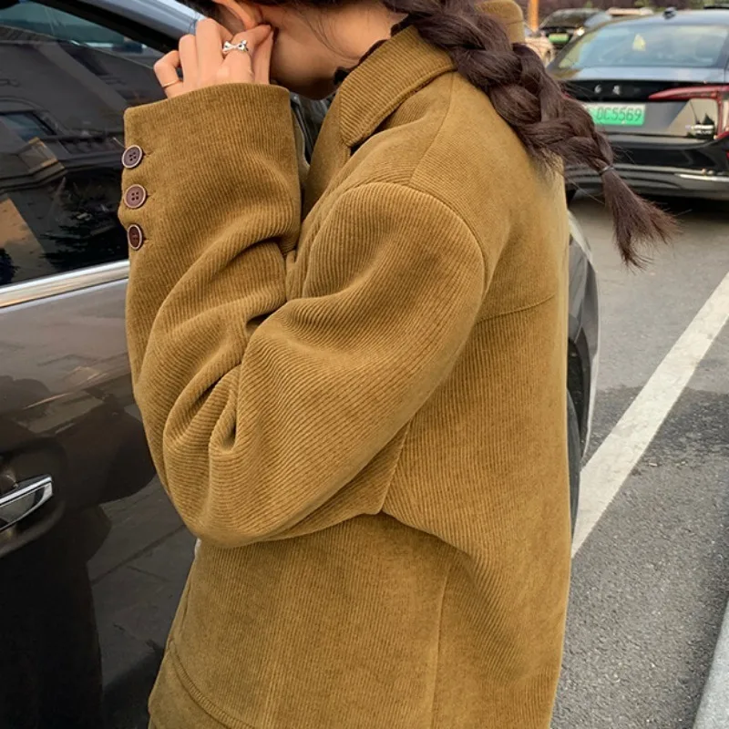 Рисунок 4 - Женский вельветовый пиджак в стиле ретро