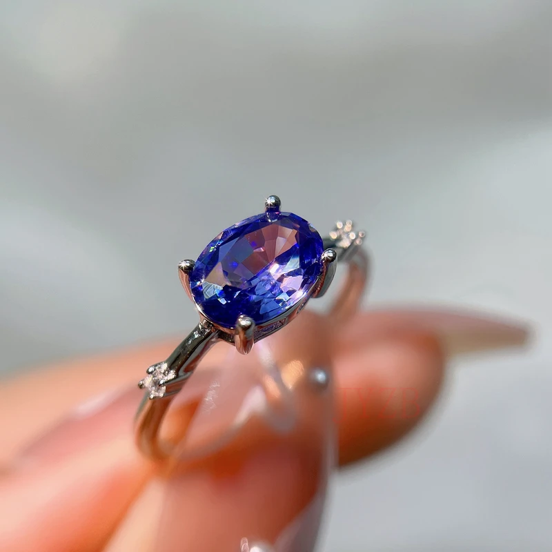 Кольцо женское из серебра 925 пробы с танзанитом 6 х8 мм