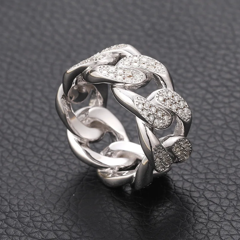 

Женское кольцо из серебра 925 пробы с муассанитом и бриллиантами