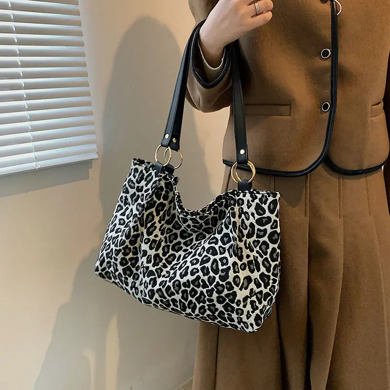 

Новинка 2023, Модные леопардовые женские сумки, европейские дизайнерские холщовые дамские сумки на плечо, женская брендовая роскошная сумка ...