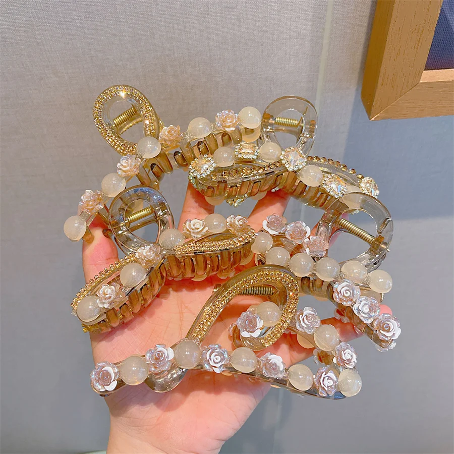 Модная акриловая заколка для волос женщин элегантная с камелией и кристаллами