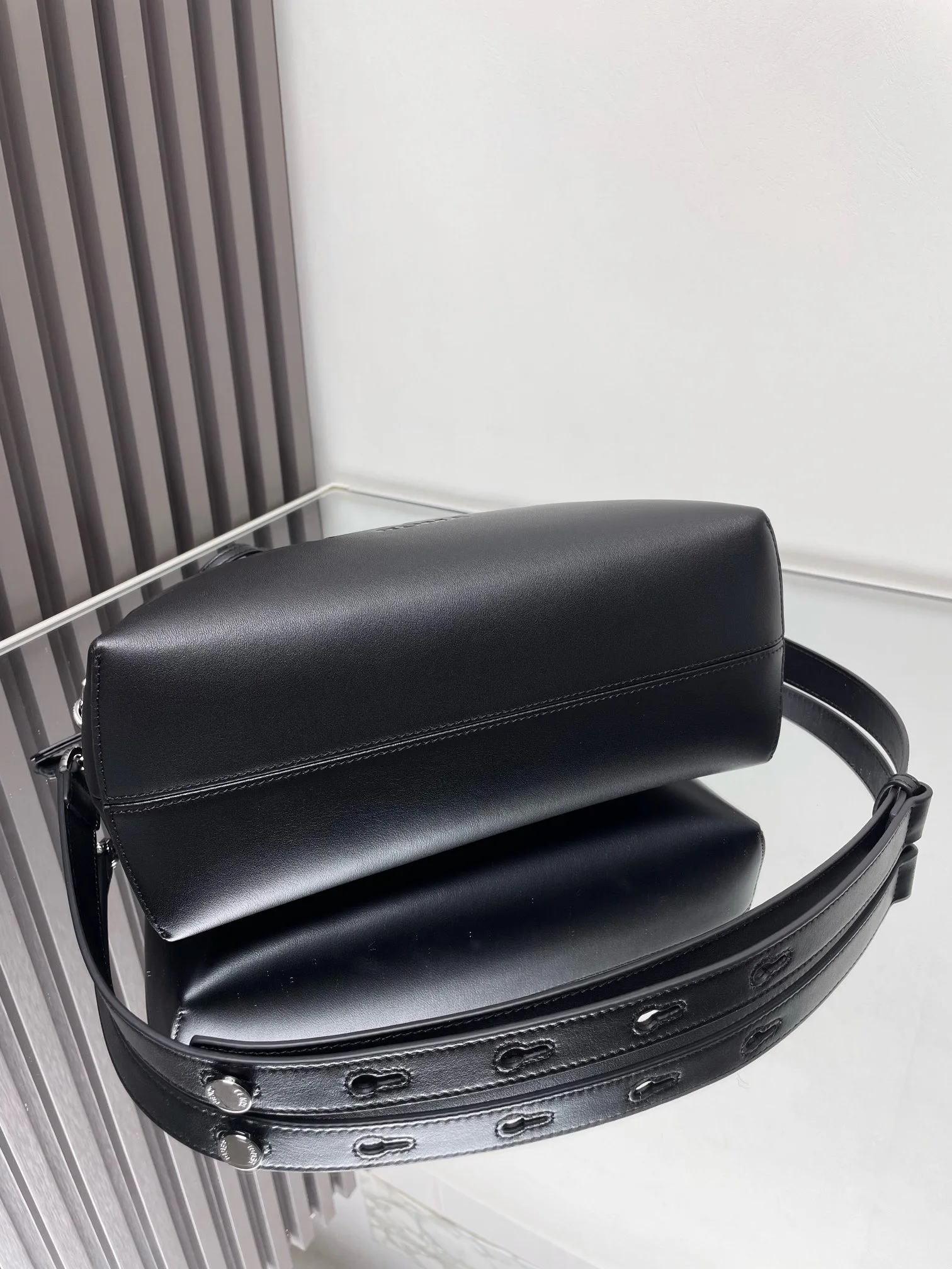 Новая Элегантная Белая кожаная сумка с металлическими ручками и передней