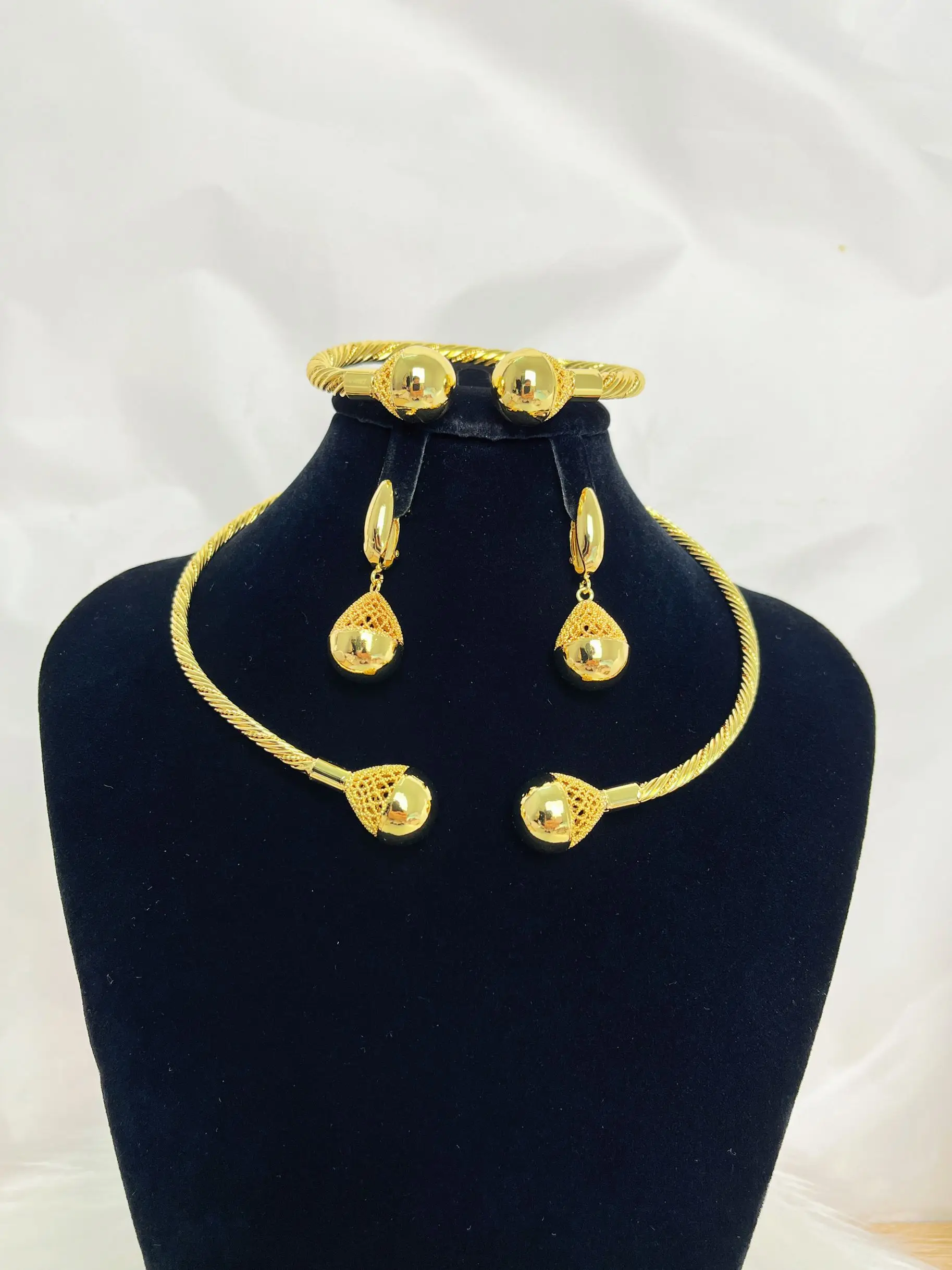 

Necklace Earrings Three-Piece Set of Gold Color Fashion Jewelry Ladies Wear Party Wedding Anniversary