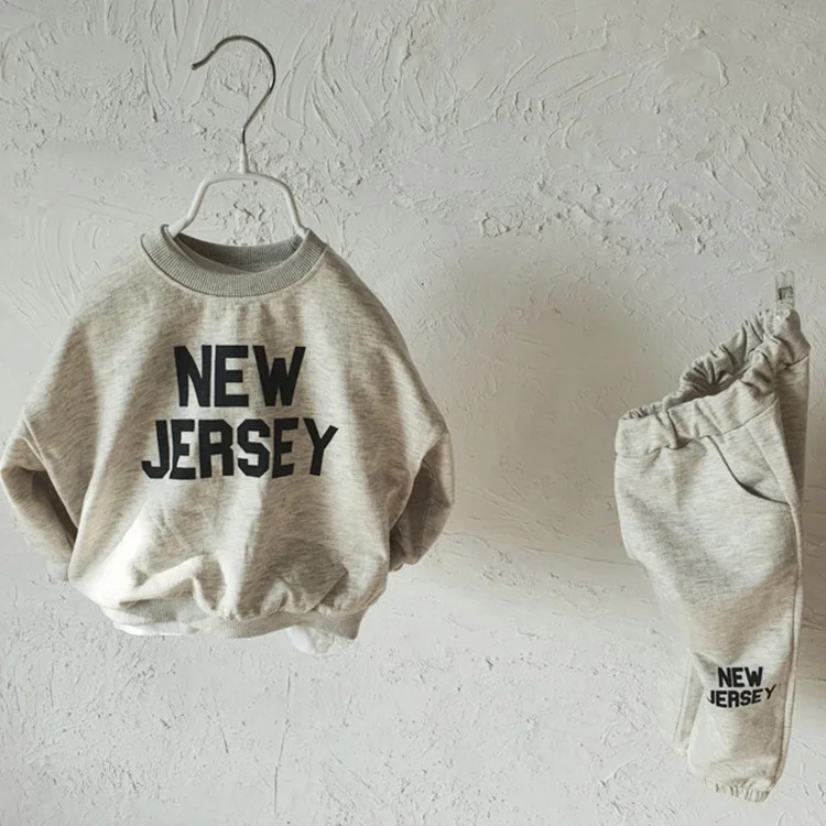 

Детский осенний Новый костюм 2022, модный Повседневный хлопковый свитер и штаны с надписью в Корейском стиле для мальчиков и девочек, комплек...