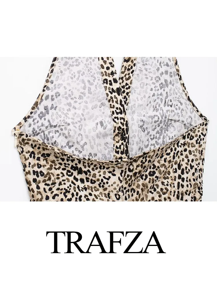 Женское платье средней длины с леопардовым принтом лямкой на шее