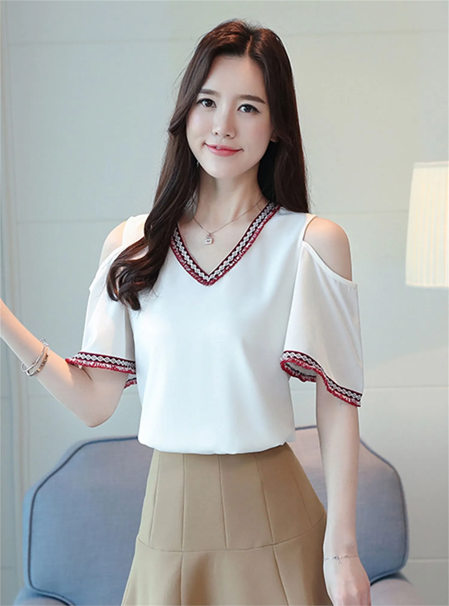 

Женская короткая футболка из 100% хлопка с принтом