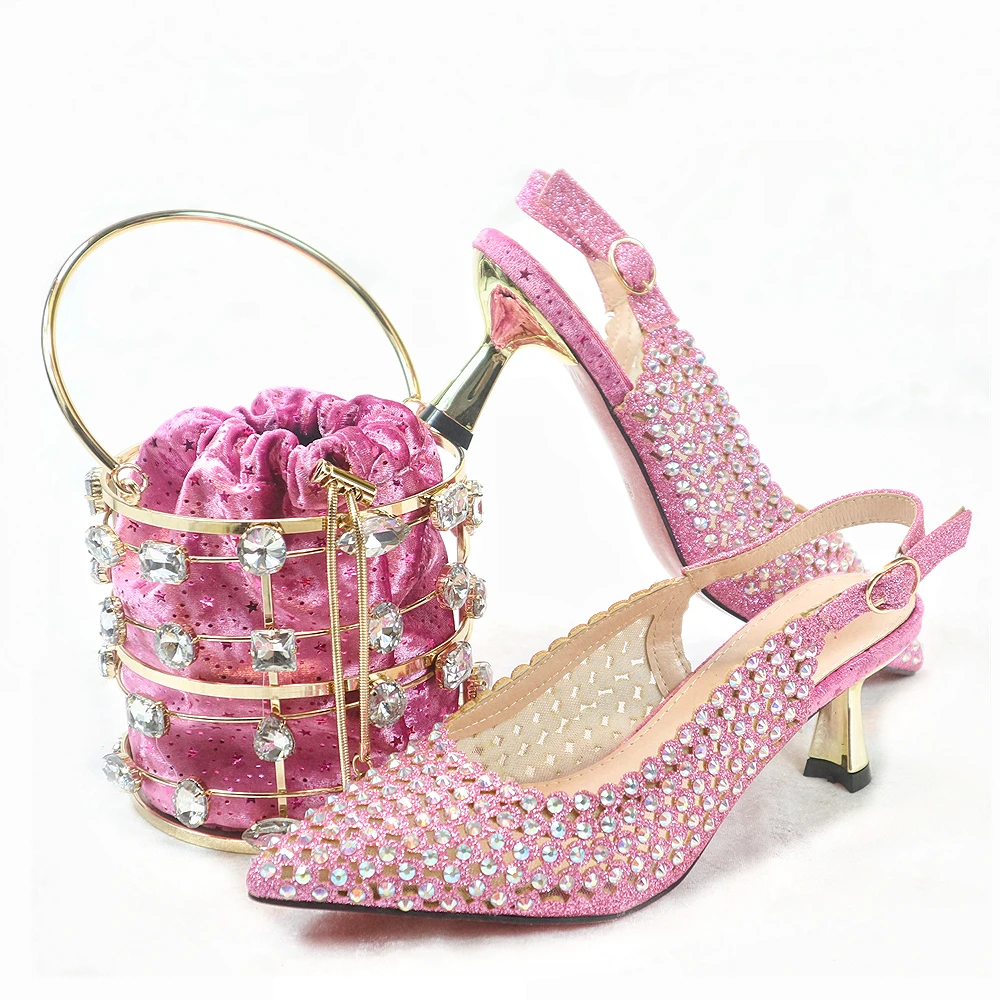 Комплект обуви и сумки круглой формы золотого цвета для вечеринки итальянский