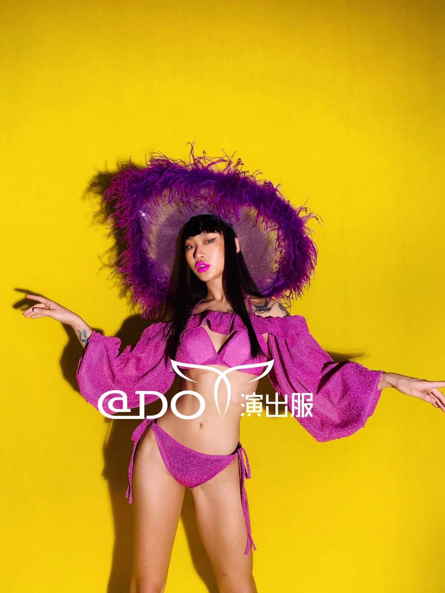 Большая увеличенная фиолетовая шляпа с перьями бикини рукавами-пузырями одежда