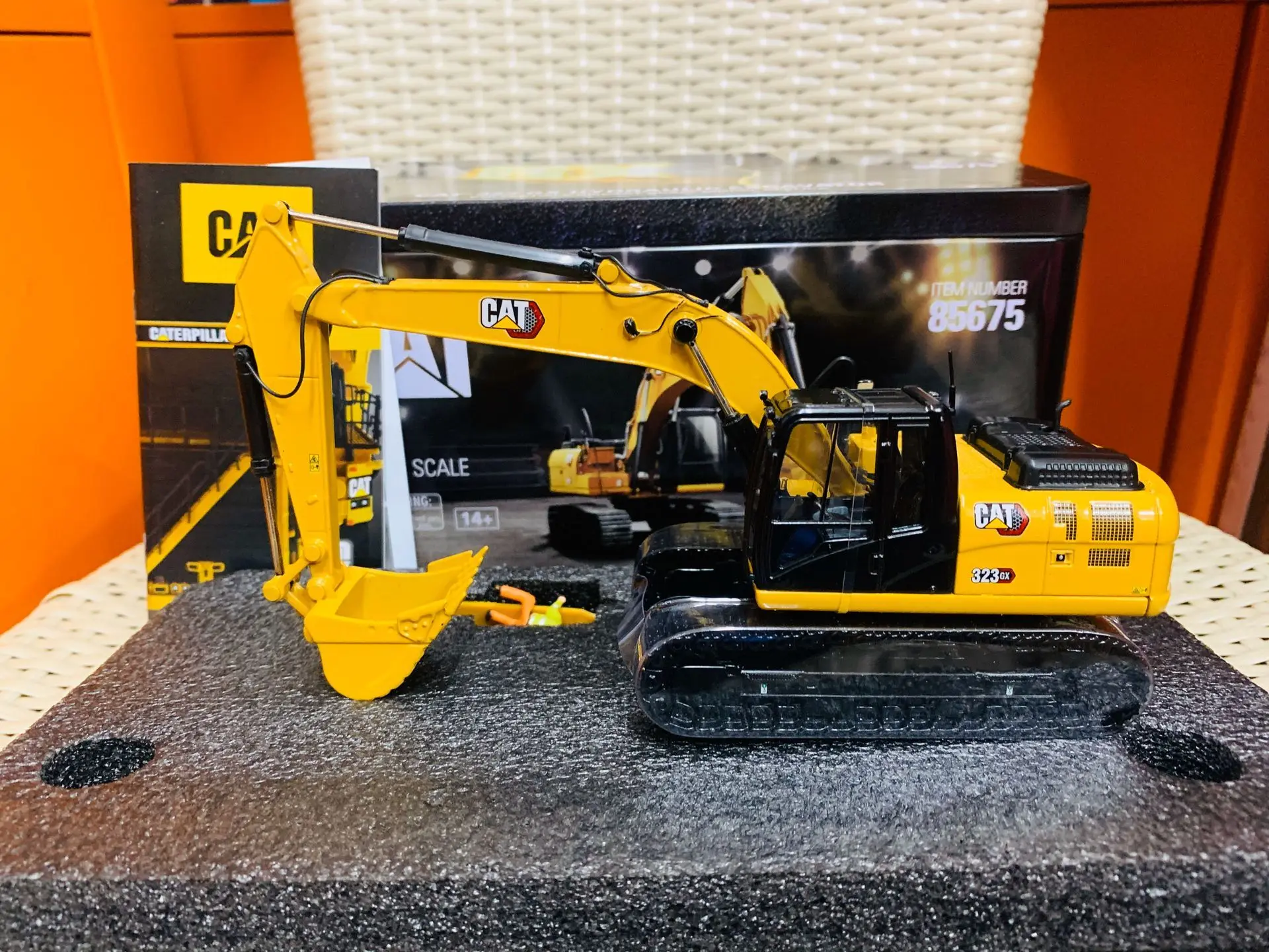 

Гидравлический экскаватор Caterpillar Cat 323 GX, масштаб 1:50, металлическая модель бренд DieCast Masters DM85675, новинка в коробке