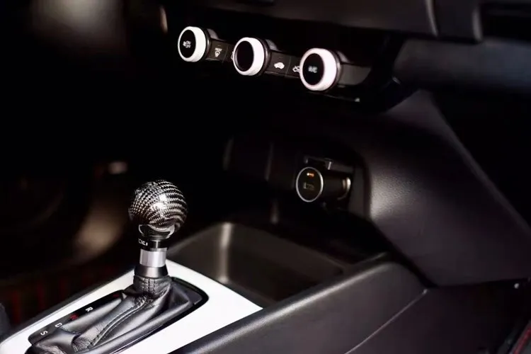 Фото Подходит для HONDAFIT 4 GEN, ручка переключения передач из углеродного волокна №2