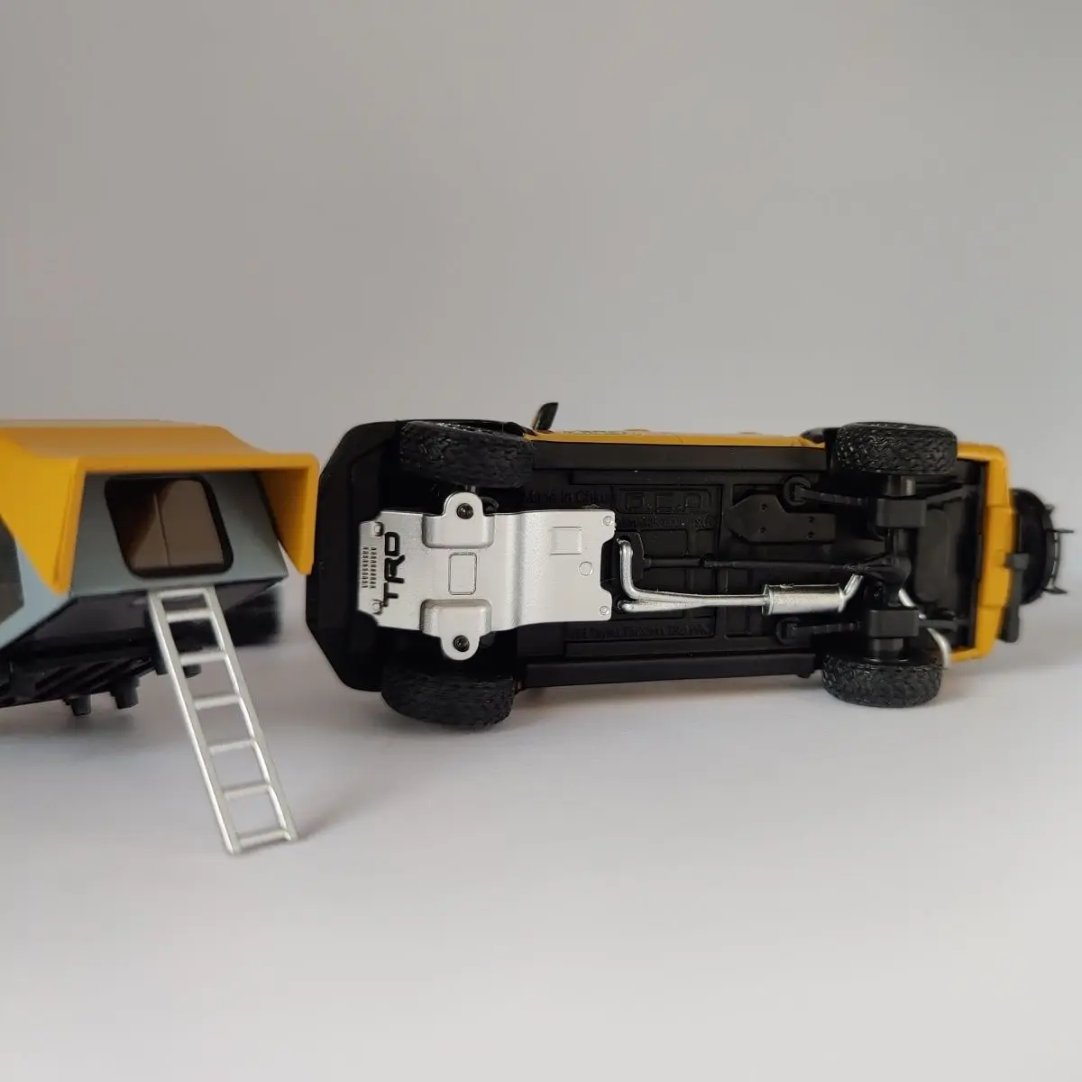 Руль переднего колеса GCD 1:64 для Toyota Tacoma Camel Cup окрашенная небольшая Коллекционная