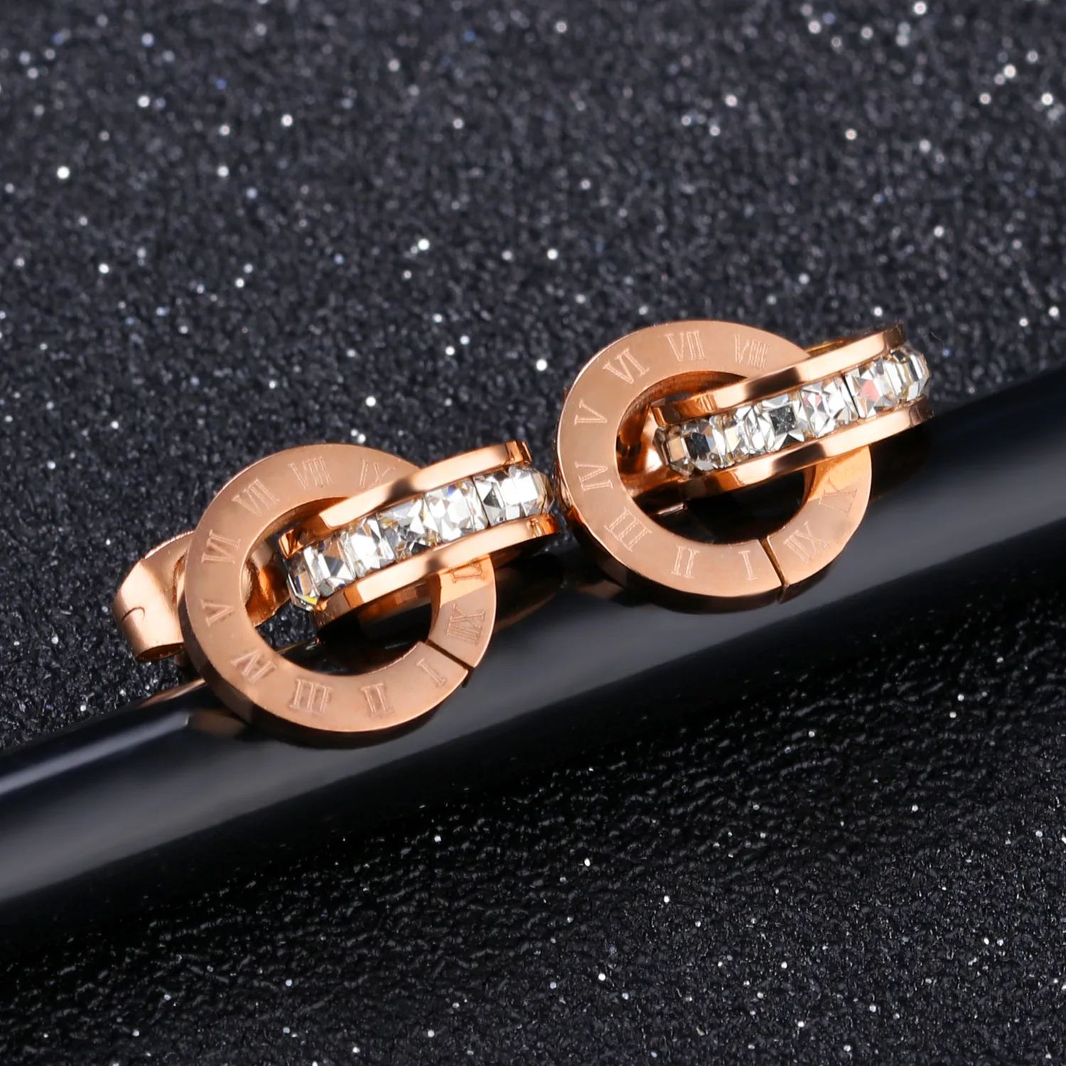 

Fashion Simple Small Square Diamond Roman Numeral Double Hoop Ring Titanium Steel Electroplated Rose Gold Stud Earrings