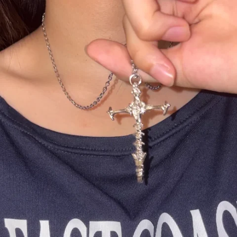 Темное готическое ожерелье с кулоном крестом из сплава