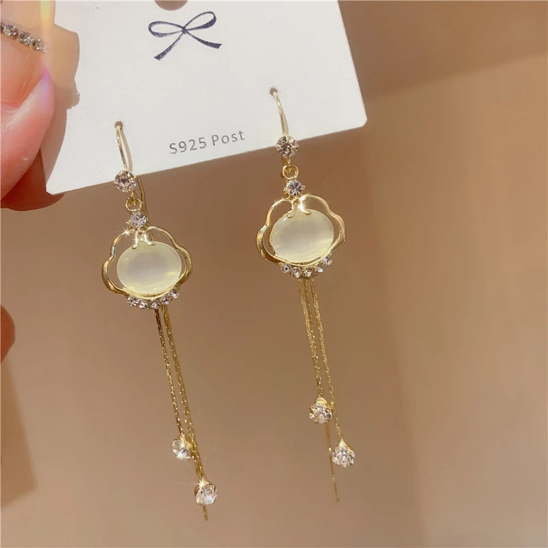 Женские серьги с кисточками и кошачьими глазами