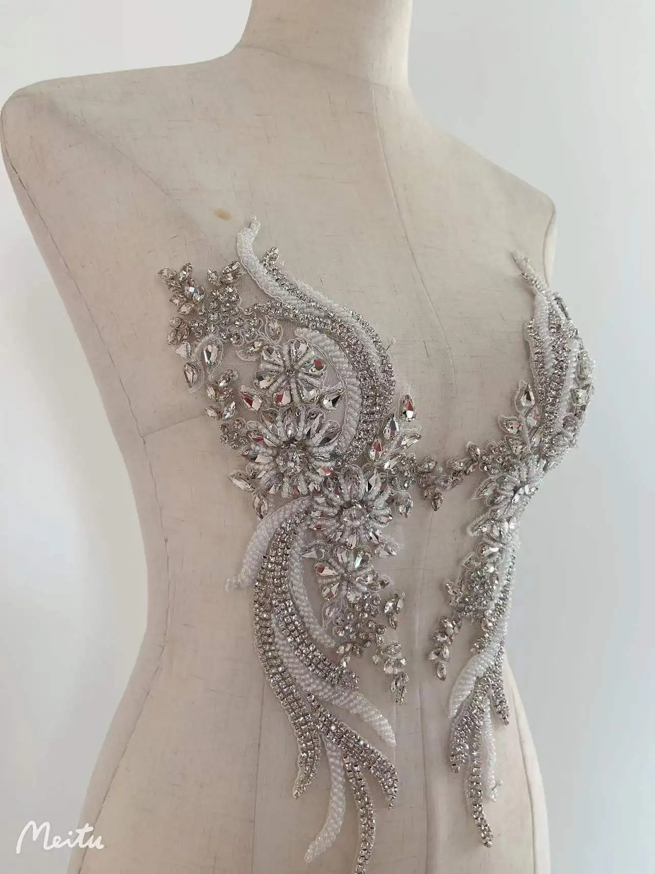 Серебряная блестящая Тяжелая нашивка с французскими бусинами белая