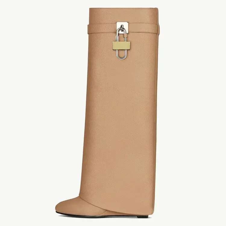 Женские зимние сапоги до колена на толстой подошве и высоком каблуке средней