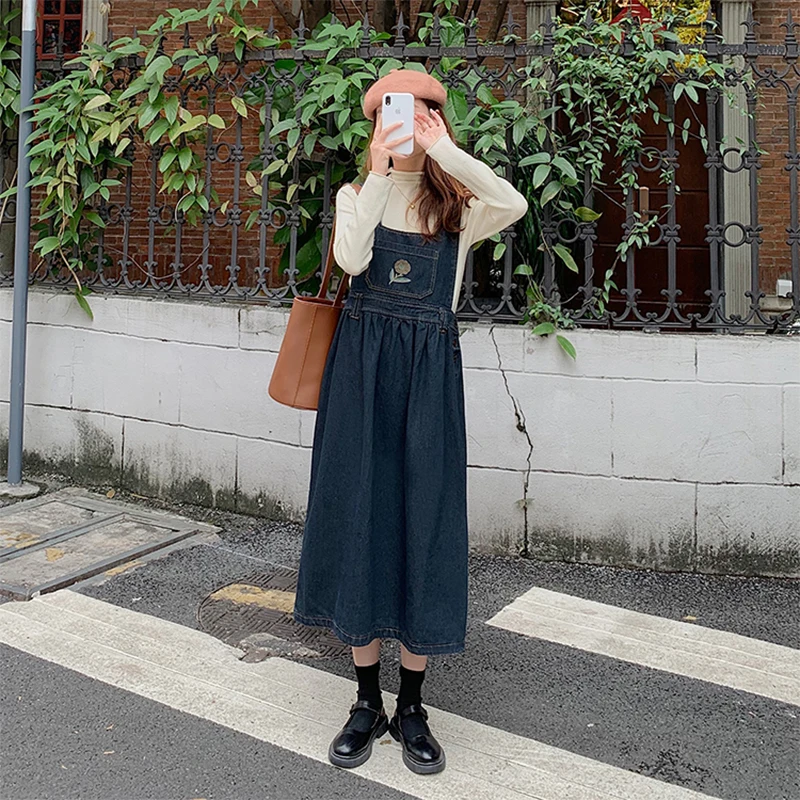 Джинсовое платье с цветочной вышивкой демисезонное свободное платье-трапеция