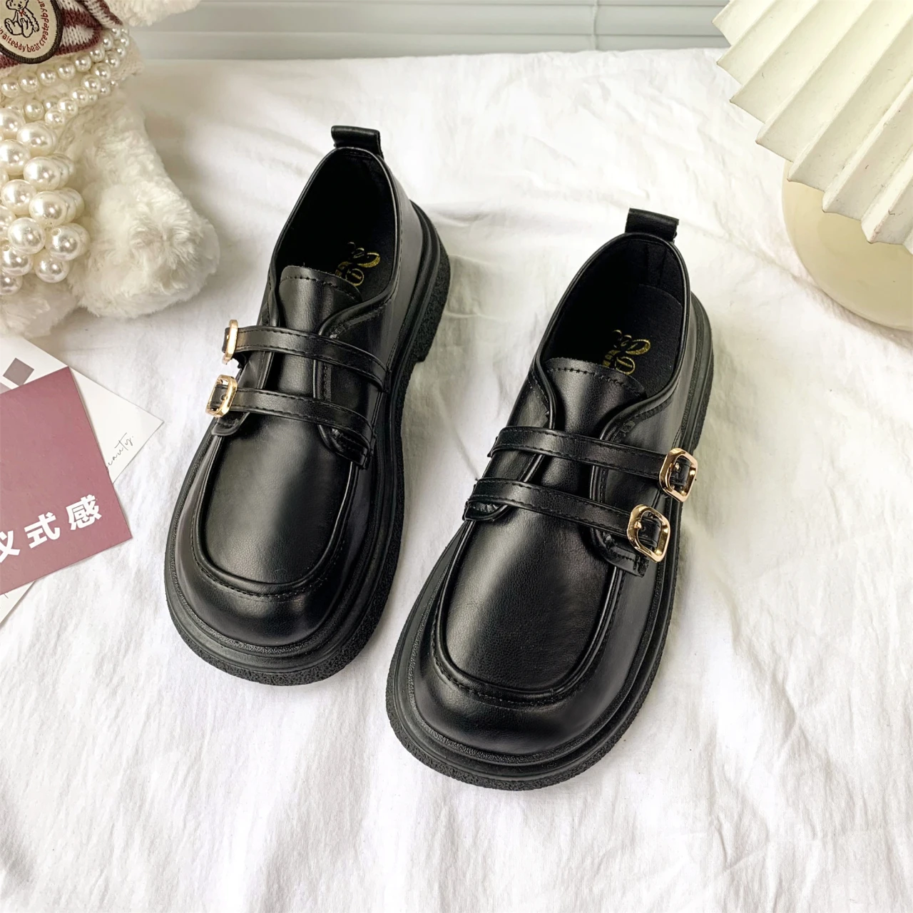 

Женские винтажные туфли из лакированной кожи, высокий квадратный каблук, на толстом каблуке, декоративная обувь с металлическими пуговицами, на весну