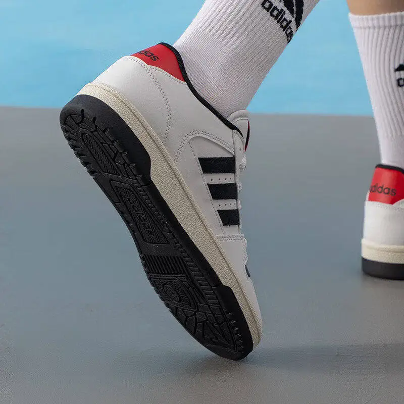 Фото Новые кроссовки Adidas KK1283 в стиле ретро, белые, черные, красные, с цветовыми вставками, легкие, на резиновой подошве, для уличного скейтбординга №1