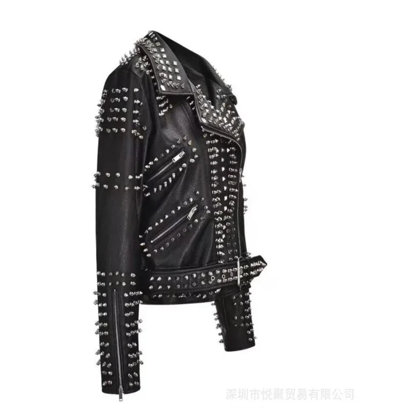 Куртка женская кожаная с заклепками приталенная модная короткая мотоциклетная