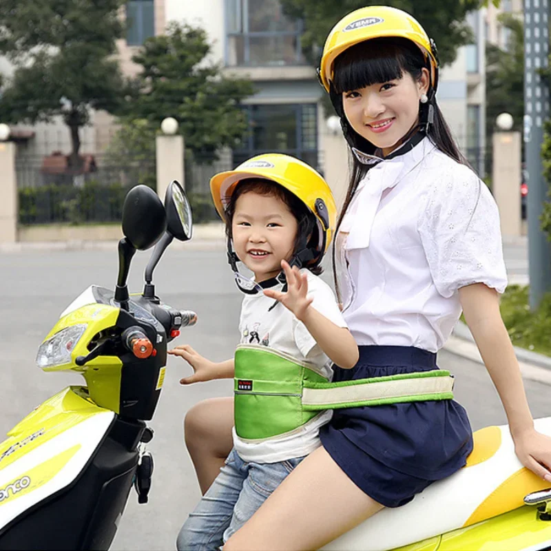 Можно возить ребенка на мотоцикле. Перевозка детей на мопеде. Ремень безопасности для мотоцикла для детей. Перевозка детей на скутере. Перевозка детей на мотоцикле.