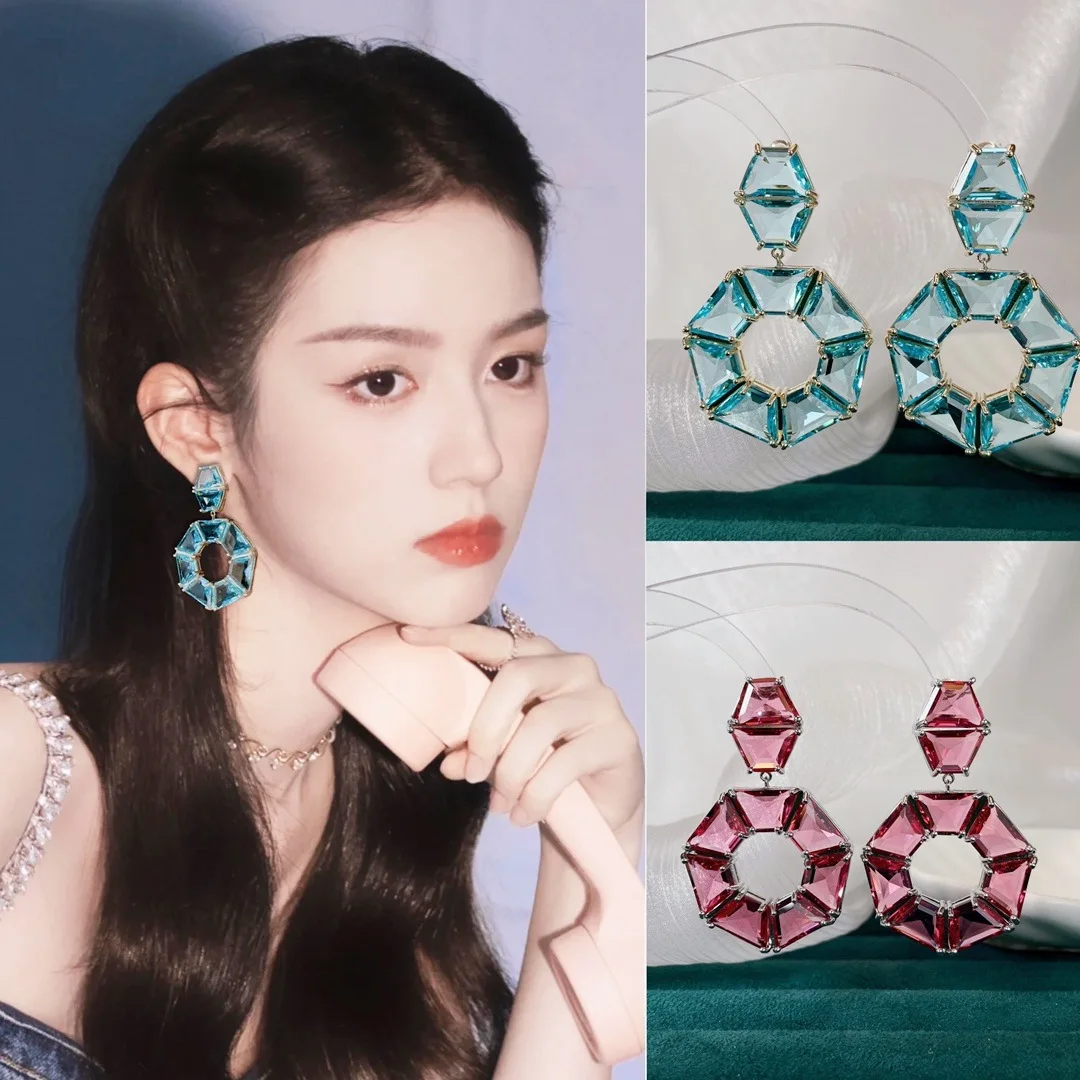 

Геометрические серьги в виде четырехъядерных элементов из циркония