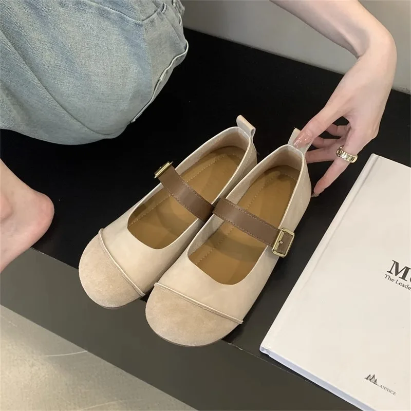 Женские туфли на плоской подошве с круглым носком