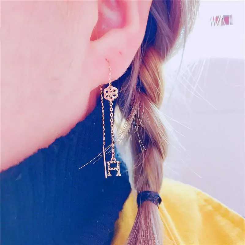 Элегантные женские висячие серьги с камнями кубического циркония. Классические