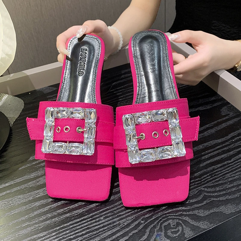 

Джинсовые сандалии со стразами на плоской подошве, повседневная обувь, лето 2023, модные новые шлепанцы с ремешком на пятке, пляжные сланцы