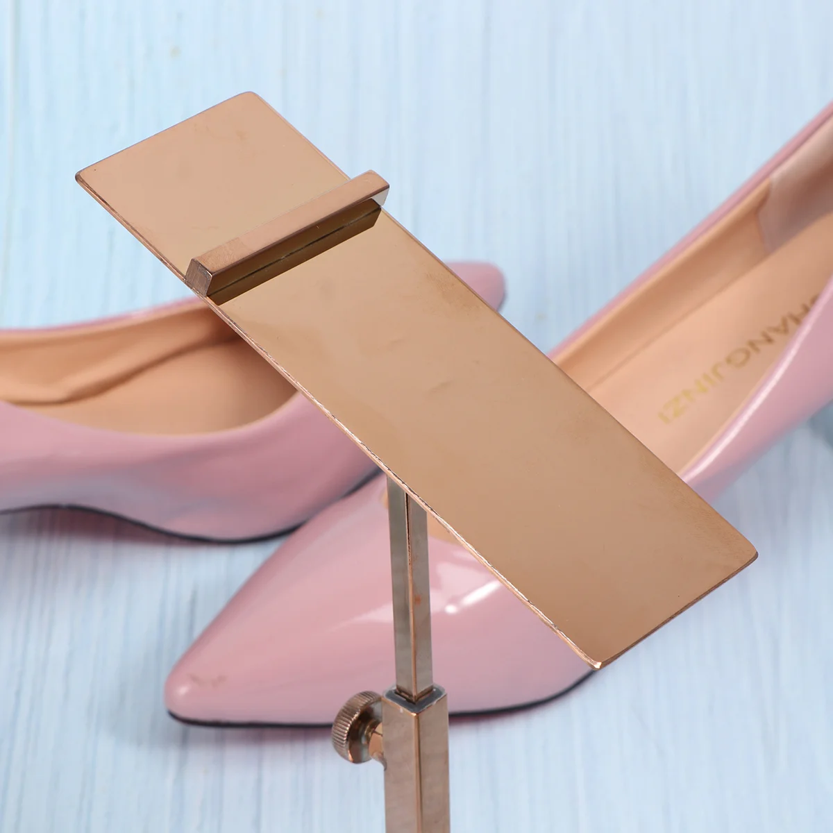 Простая витрина для обуви металлическая подставка полки на высоком каблуке