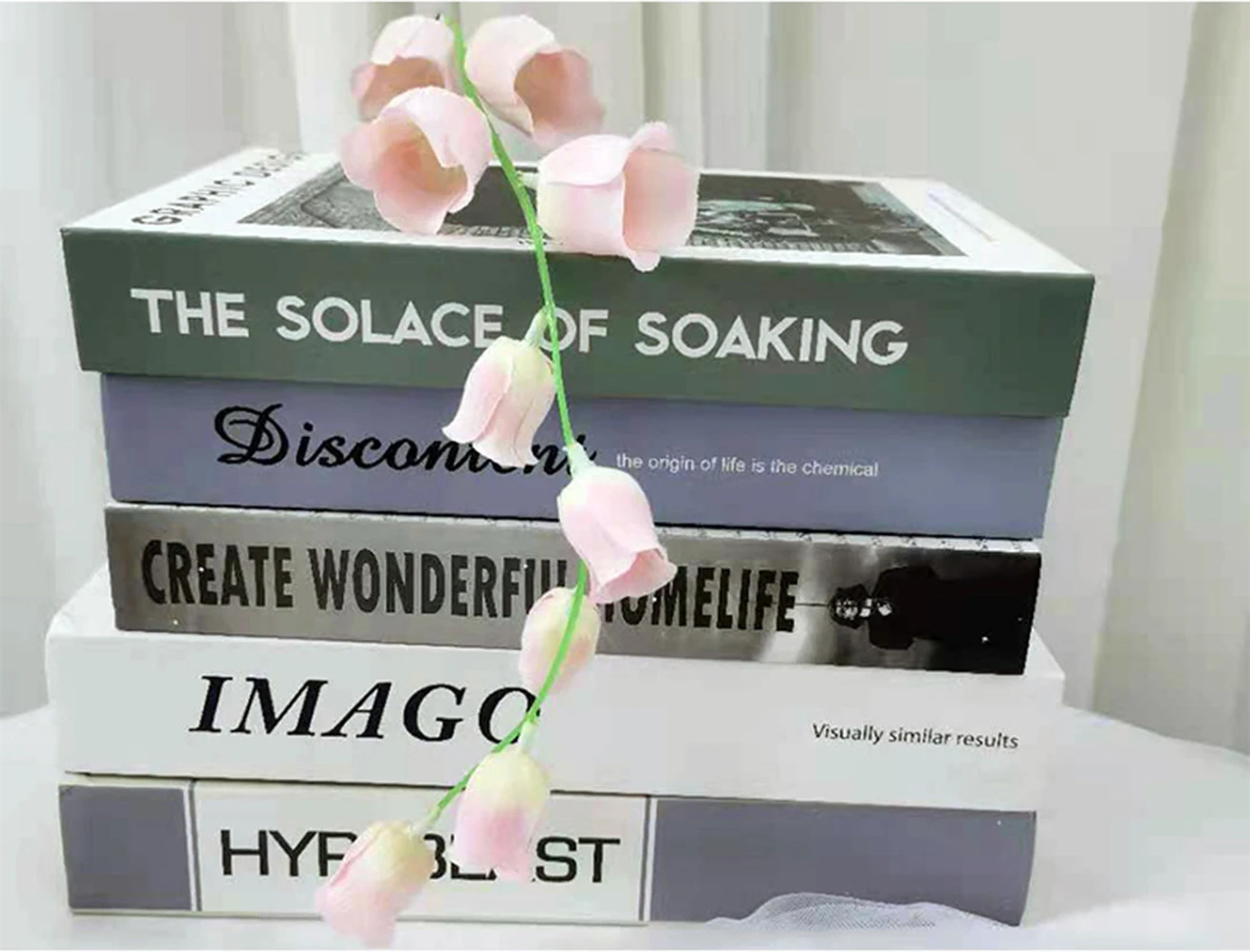 Фонарь с искусственными цветами на одной ветке