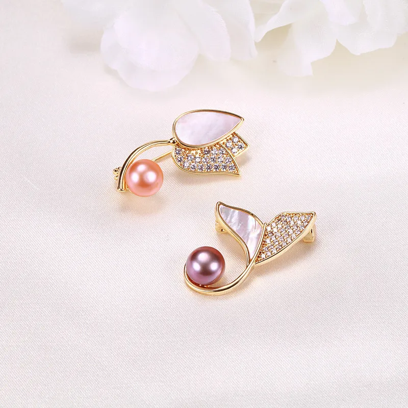 

Freshwater Pearl Brooch Retro Breastpin for Women Minimalist Design Fishtail Lotus Brooch Micro Inlaid Gold Electroplated Zircon