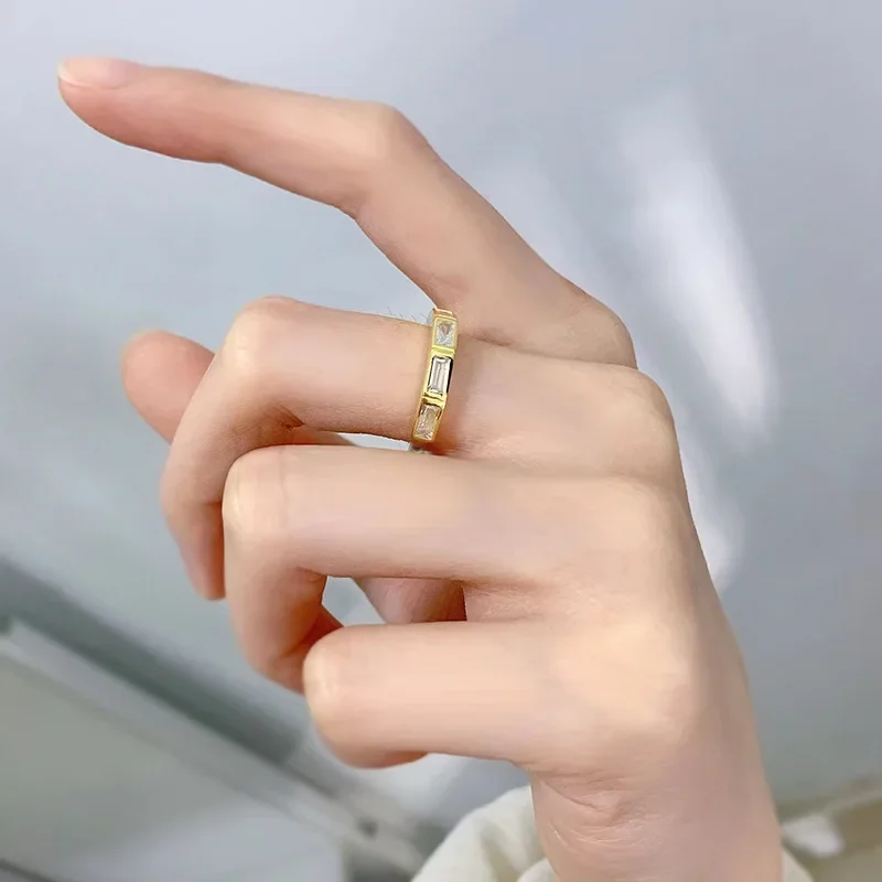 Женское кольцо из серебра 2 5 Х5 мм с бриллиантами