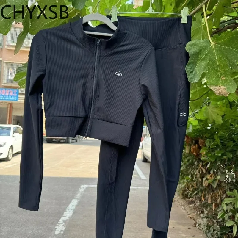 Женский спортивный костюм из двух предметов топ и шорты