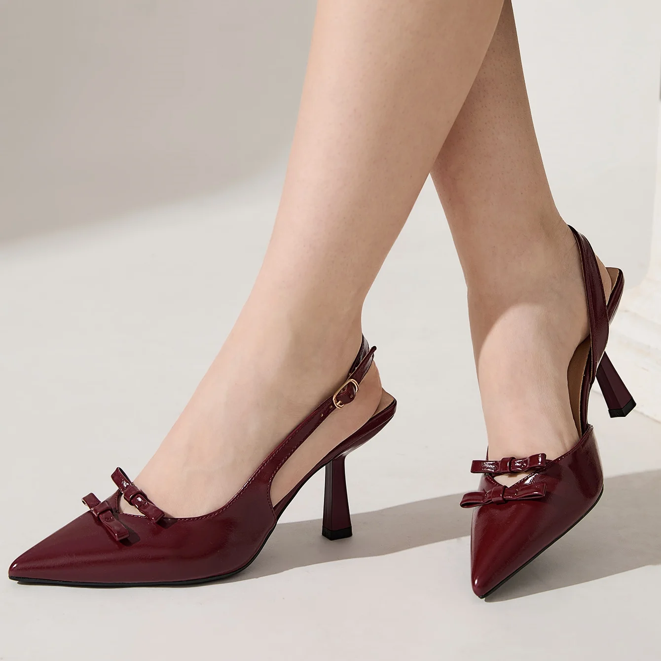 Летние женские модные босоножки на высоком каблуке с острым носком и пряжкой