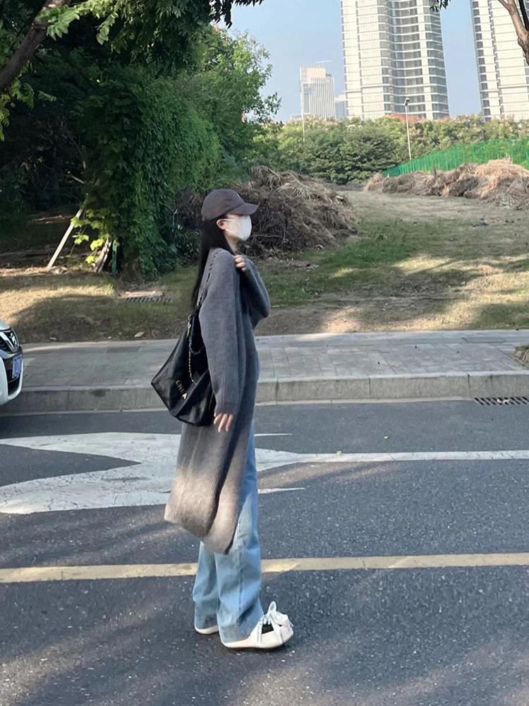 Элегантный высококачественный серый свитер выше колена средней длины с