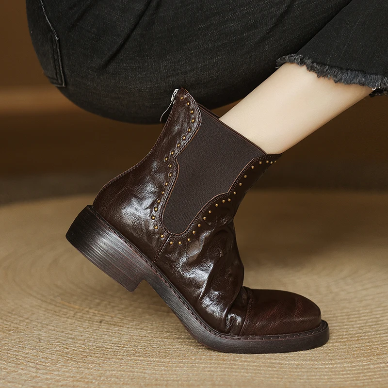 Женские ботильоны из овчины с круглым носком и заклепками обувь молнией сзади