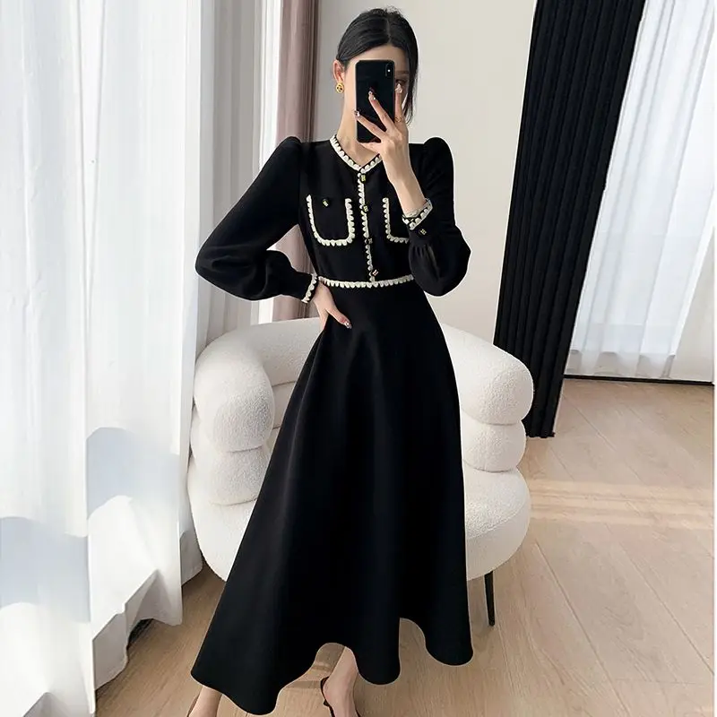 Женское приталенное платье в стиле Хепберн черное средней длины с длинными