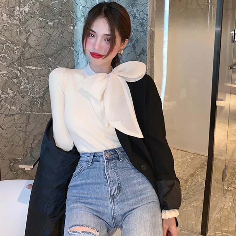 Женский пуловер в французском стиле с расклешенными рукавами и бантом