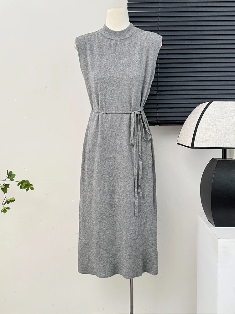 Женское трикотажное платье-водолазка с поясом