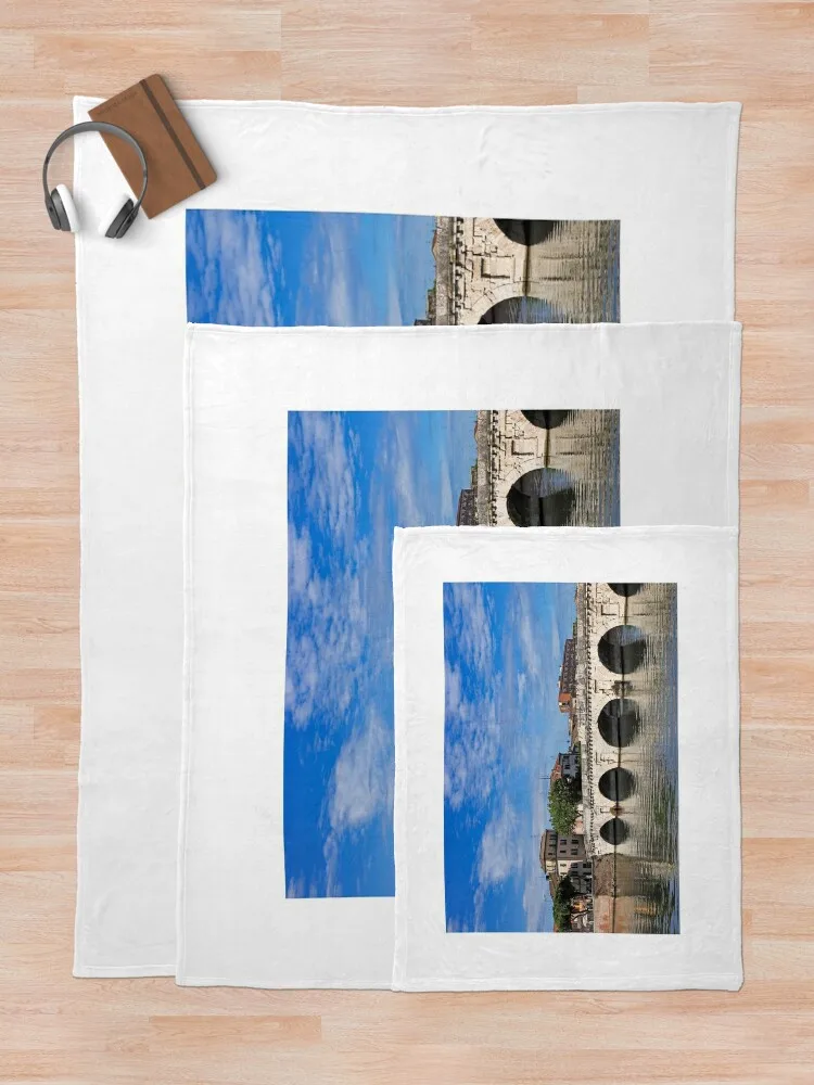 Старый камень Тибериус мост и здания в Rimini Италия пледы тонкие одеяла для ребенка